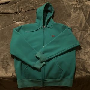 Supreme WINDSTOPPER Zip
Green
Hood
Long Sleeve
Slit Pockets & Zip Closure